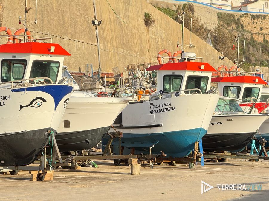 Barcos de pesca em terra no porto da Ericeira