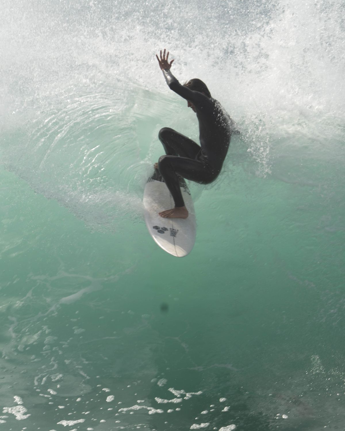 Surfista a fazer uma manobra numa onda verde na Ericeira — fotografia de surf de Rui Ferreira