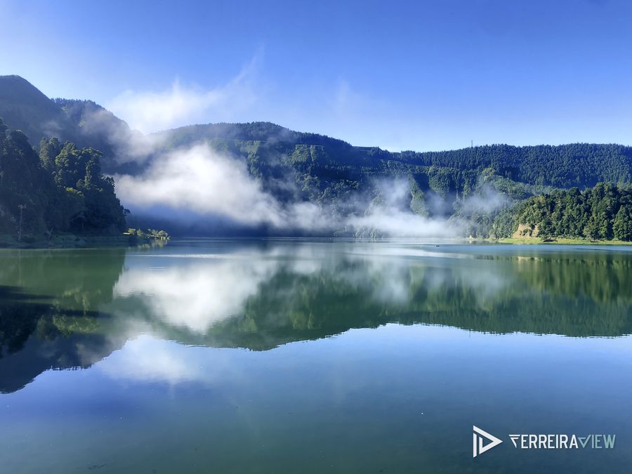 Lagoa com nevoeiro e reflexos de manhã nos Açores