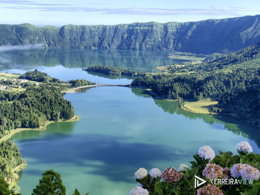 Lagoa das Sete Cidades vista do alto, com hortênsias em primeiro plano — São Miguel, Açores