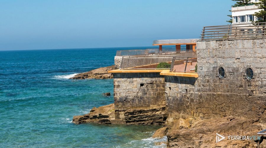 Muralha de pedra sobre o mar azul num dia de céu limpo