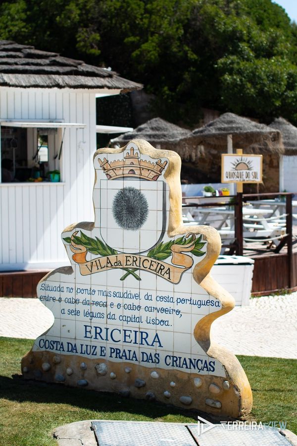 Painel de azulejos da Vila da Ericeira junto à praia