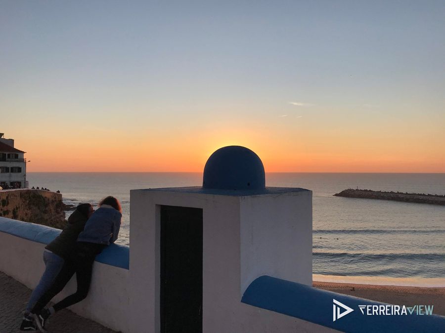 Pôr do sol sobre o mar na Ericeira, visto do miradouro junto ao porto