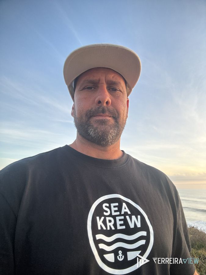 Rui Ferreira hoje, na falésia, com a t-shirt da Sea Krew